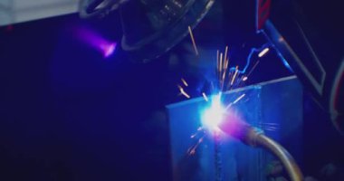 Modern teknolojiler. Gaz lambasıyla metal kaynaklama. teknolojik süreç yakın plan