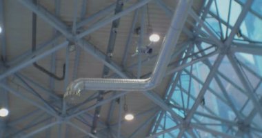 Modern küçük drone büyük bir binanın içinde uçuyor.