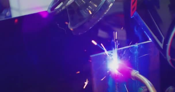 现代技术。工人们在一家工厂的特写部焊接金属。明亮的火花和闪光在慢动作中.焊机在工厂进行气体焊接 — 图库视频影像