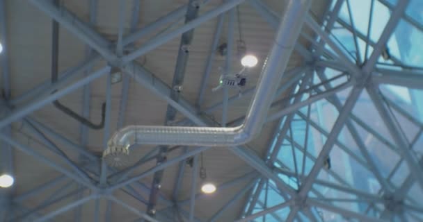 Moderno pequeño dron vuela dentro de un gran edificio — Vídeos de Stock