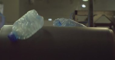 Modern teknolojiler. Endüstriyel plastik geri dönüşüm. Plastik şişeler geri dönüşüm için taşıma bandında hareket ediyor.