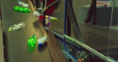 Atık ayıklama merkezi. Plastik ambalaj işlemek için modern teknolojiler. Kullanılmış plastik şişeler tasnif ve işleme için taşıyıcı bant boyunca hareket eder. Yakın plan.