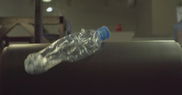 Tecnologie moderne.Riciclaggio industriale della plastica.Le bottiglie di plastica si muovono su un nastro trasportatore per un ulteriore riciclo. — Video Stock