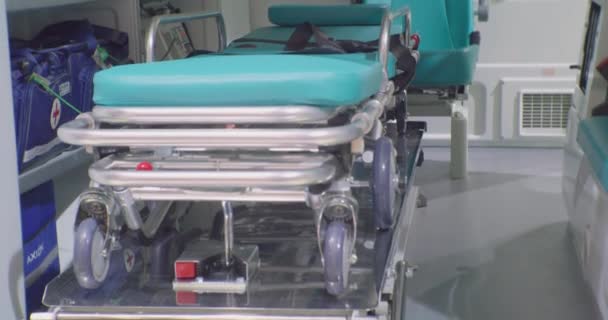 Interior da ambulância moderna com um carrinho de correr para o transporte de pacientes, ambulâncias — Vídeo de Stock