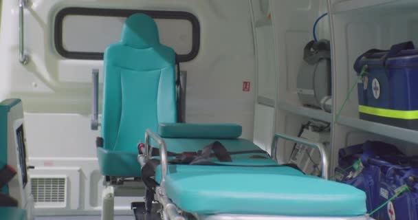 Veículo de transporte de pacientes.Ambulância moderna ou interior de veículo de cuidados intensivos com maca retrátil para transportar o paciente — Vídeo de Stock