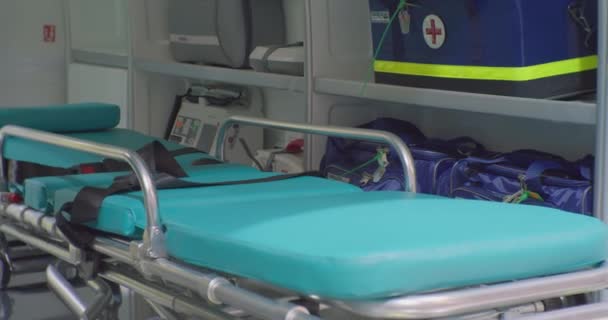 Interior de la ambulancia moderna con un carro deslizante para el transporte de pacientes, ambulancias — Vídeo de stock