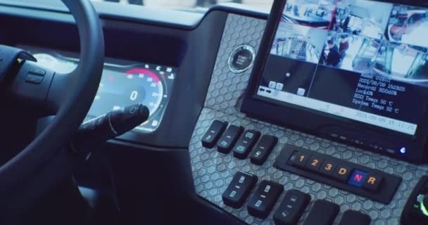 Digitaal dashboard met analoge knoppen van een moderne truck.close-up. — Stockvideo