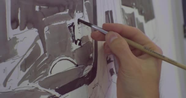 Χόμπι και διασκέδαση. Βούρτσα στο χέρι του καλλιτέχνη σχεδιάζει με μελάνι σε ένα φύλλο χαρτί. Κλείσιμο της διαδικασίας ζωγραφικής — Αρχείο Βίντεο
