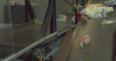 Modern teknolojiler. Endüstriyel plastik geri dönüşüm. Plastik şişeler geri dönüşüm için taşıma bandında hareket ediyor.