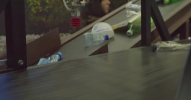 Atık ayıklama merkezi. Plastik ambalajların geri dönüşümü. Plastik şişeler tasnif ve işleme için taşıyıcı bant boyunca hareket eder. Yakın plan.