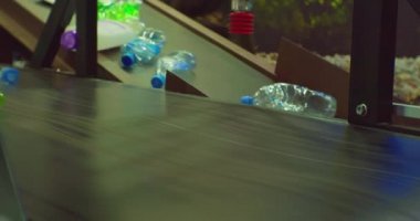 Modern teknolojiler. Endüstriyel plastik geri dönüşüm. Plastik şişeler geri dönüşüm için taşıma bandında hareket ediyor.