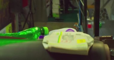 Modern teknolojiler. Endüstriyel plastik geri dönüşüm. Plastik şişeler geri dönüşüm için taşıma bandında hareket ediyor.