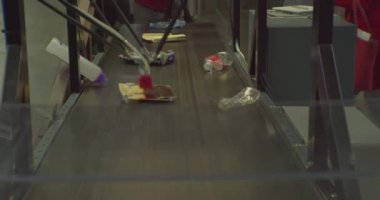 Modern atık tasnif merkezi. Plastik ambalaj endüstriyel işleme. Kullanılmış plastik şişeler daha ileri işlemler için taşıyıcı bant boyunca hızlı hareket eder. Yakın plan.