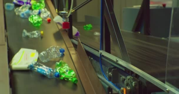 Abfallsortierzentrum. moderne Technologien zur Verarbeitung von Kunststoffverpackungen. gebrauchte Plastikflaschen bewegen sich über ein Förderband zur Sortierung und Verarbeitung. Nahaufnahme — Stockvideo