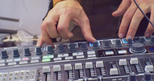 Σύγχρονο ψηφιακό μίξερ ήχου. τα χέρια λειτουργούν ηχητικό εξοπλισμό.close-up — Αρχείο Βίντεο
