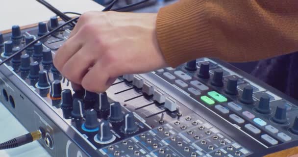 Equipamento de som moderno. mãos músico operando um mixer.close áudio digital — Vídeo de Stock