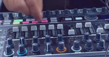 Dijital ses karıştırıcıyı bir kişi kontrol ediyor. Modern ses ekipmanları. yakın plan