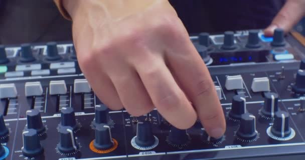 Сучасне звукове обладнання. музичні руки, що керують цифровим звуковим мікшером. крупним планом — стокове відео