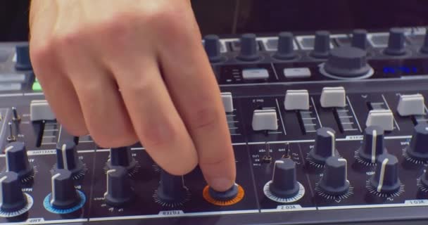 Una persona controlla un mixer audio digitale. moderne apparecchiature sonore. primo piano — Video Stock