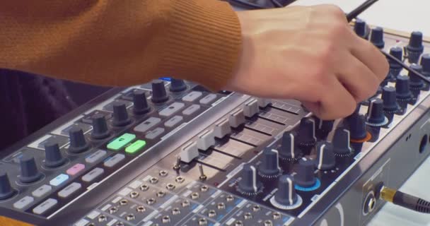 Hudebník ovládá digitální audio mixér. moderní zvukové vybavení. close-up — Stock video