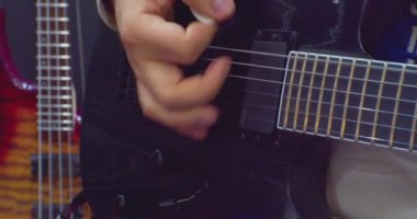 Tanınmayan bir adam elektro gitar çalıyor. Yakın plan.