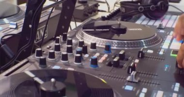 Son teknoloji ses donanımı. Bir adam dijital ses karıştırıcı kullanıyor. Yakın plan.