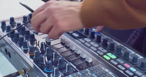 Σύγχρονο εξοπλισμό ήχου. χέρια μουσικός που λειτουργεί ένα ψηφιακό μίξερ ήχου.close-up — Αρχείο Βίντεο