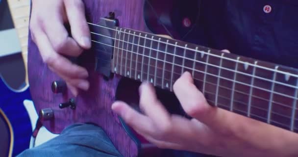 Hobby 's en recreatie.onherkenbare man die elektrische basgitaar speelt.close-up — Stockvideo