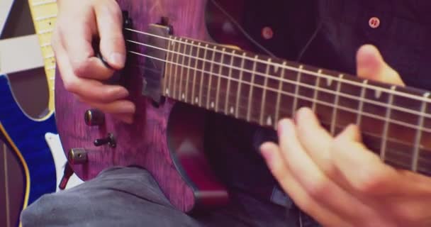 Hobby 's en vrije tijd. gitarist die elektrische basgitaar speelt.close-up — Stockvideo