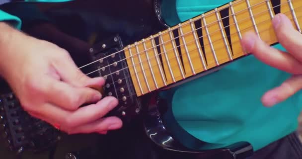 Homem irreconhecível toca a guitarra elétrica.close-up — Vídeo de Stock