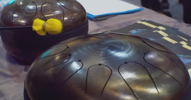 Hobby 's en vrije tijd. drumsticks raakte de metalen handpan drum. close-up — Stockvideo