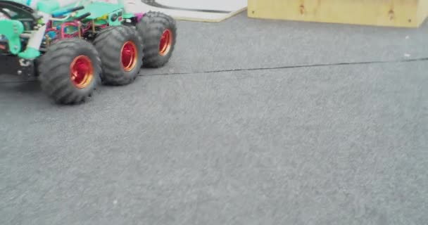 Moderne zelfgemaakte robots op wielen demonstreren hun vermogen.close-up — Stockvideo