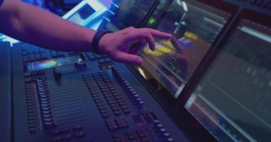 El kontrolü dijital ses karıştırıcı. modern ses dijital paneli kapat