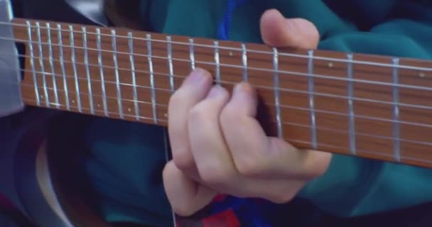 Nerozpoznatelný muž hrající na elektrickou kytaru.close-up — Stock video