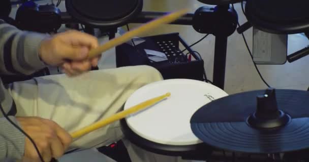Le batteur joue du tambour dans le Studio.Le musicien derrière le kit de batterie. Gros plan — Video
