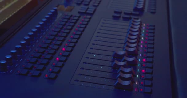 Moderne elektronische console voor geluidsbesturing. equalizers bewegen op de mixer. close-up — Stockvideo