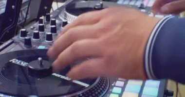 Modern ses ekipmanları. Adam dijital ses mikserini çalıştırıyor. Yakın plan.