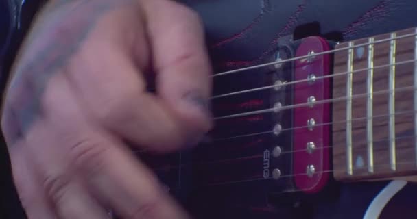 Mãos masculinas a tocar guitarra. guitarrista close-up — Vídeo de Stock