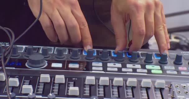 Σύγχρονο ψηφιακό μίξερ ήχου. τα χέρια λειτουργούν ηχητικό εξοπλισμό.close-up — Αρχείο Βίντεο