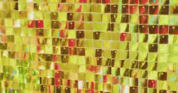 Sfondo festivo di placche iridescenti dorate che riflettono la luce solare — Video Stock