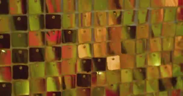Många små, glänsande guldplattor glittrar och reflekterar solljuset. abstrakt festlig bakgrund — Stockvideo