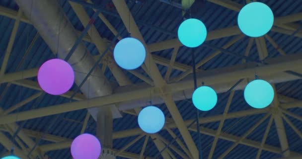Διακοσμητικά φωτιστικά που λάμπουν με έντονο φως.αφηρημένο εορταστικό φόντο — Αρχείο Βίντεο