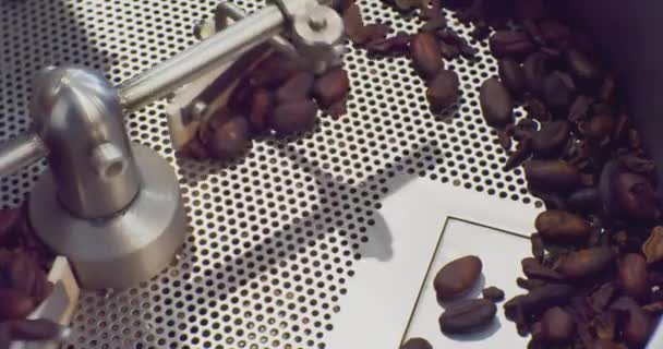 Βιομηχανική παραγωγή τροφίμων.Ψήσιμο κόκκων καφέ στο Roasting εξοπλισμό.closeup — Αρχείο Βίντεο