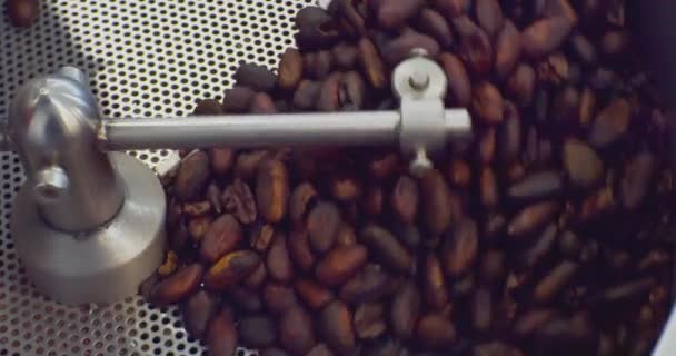 Produção industrial de alimentos.Vista da máquina de torrefação de café. processo tecnológico close-up — Vídeo de Stock