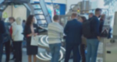 Modern şehir hayatı. İş temasında bulanık arkaplan. Bulanık odaklı görüntü. Büyük, modern bir binada tanınmayan insanlar.