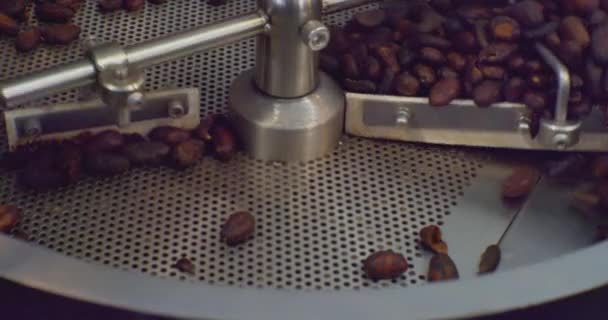 Ipari élelmiszer termelés.Tekintse meg a kávépörkölő gép. technológiai folyamat közelkép — Stock videók