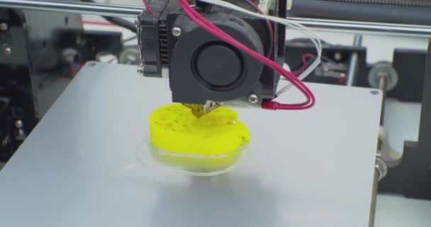 Moderne technologieën.3D printer print een complex plastic onderdeel.close-up — Stockvideo