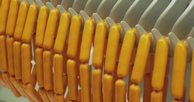 Yemek geçmişi. Et sosisleri üretim hattında. yakın plan