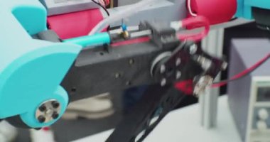 Modern teknolojiler. Bir endüstriyel robotu test etmek. çalışan parçalar yakın plan