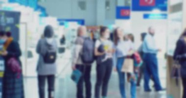 Tanınmayan insanlar. Bulanık odaklı görüntü. Büyük, modern bir binanın lobisindeki iş adamları topluluğu. iş geçmişi